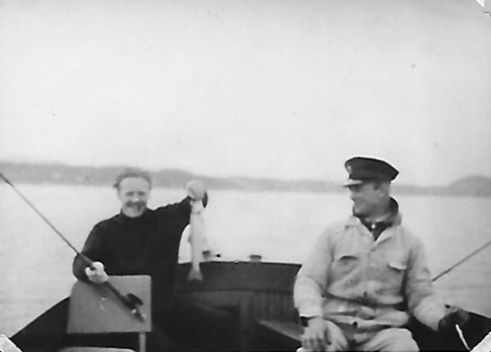 1935. Ørretfiske i Oslofjorden. Carl H. Hudtwalcker og kaptein Borge