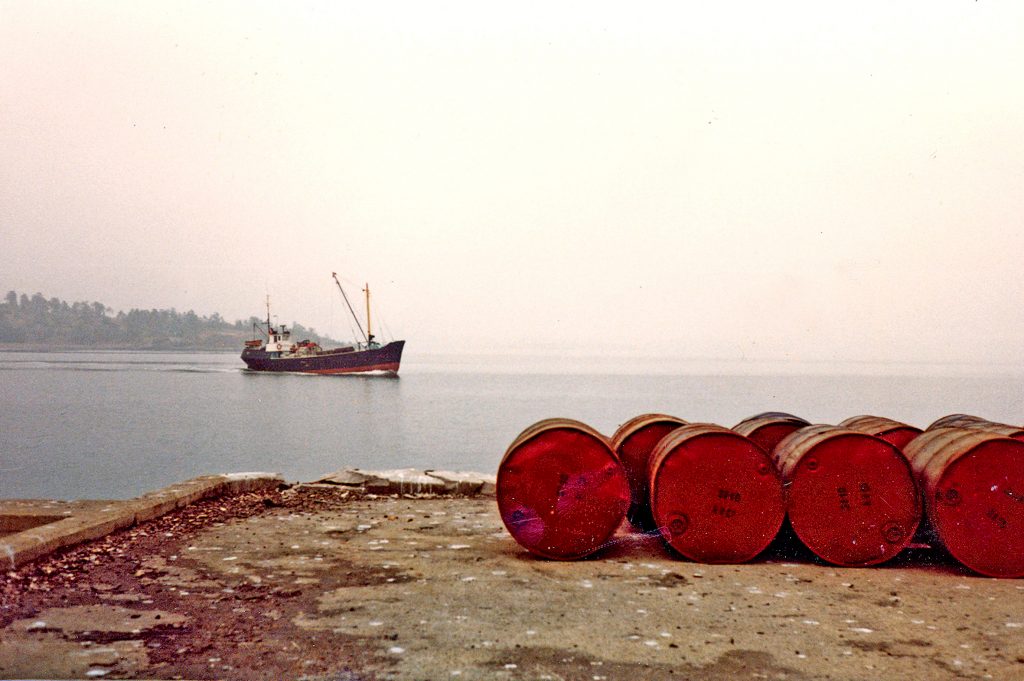 Da tranproduksjonen var på det høyeste, ble det sendt ut tusenvis av liter med tran- og sildeolje fra Husbergøya i store og solide tønner. (Foto: John Michael Hudtwalcker)